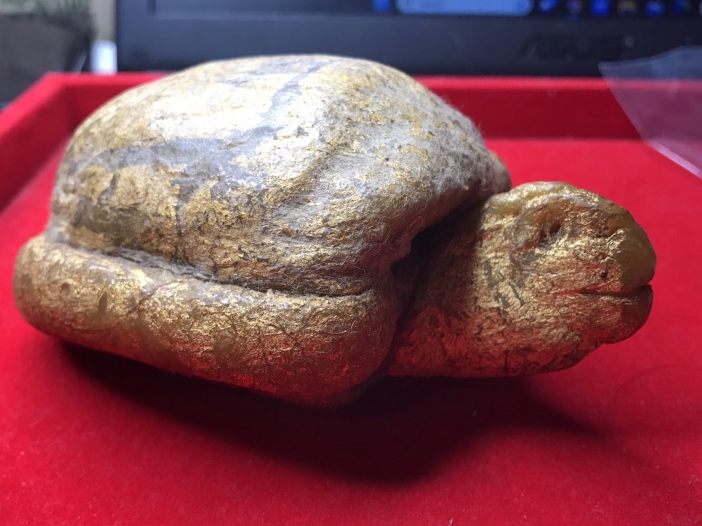 เต่าสำลีี ชุบเทียน ปิดทอง ขนาดบูชา ครูบาชัยยะวงศา วัดพระพุทธบาทห้วยต้ม เจ้าของเดิมชื่ออ้ายชัย อายุ 45 ปี อยู่ อ.บ้านโฮ่ง จ.ลำพูน เคยบวชเป็นพระวัดพระพุทธบาท ห้วยต้มเมื่อปี 2545-2550 อ้ายชัยเล่าว่าท่านได้เช่าต่อจากกะเหรี่ยงลูกศิษย์ครูบาวงศ์