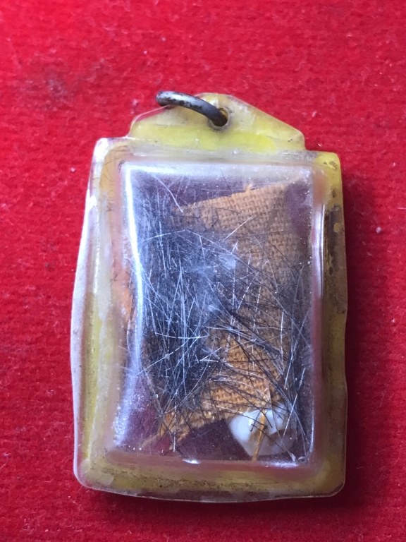 พระทันตธาตุ จีวร เกศา รูปถ่าย หลวงปู่แหวน วัดดอยแม่ปั๋ง เลี่ยมโบราณ ไม่น้อยกว่า 40 ปี เจ้าของเดิมเป็นศิษย์รับใช้หลวงปู่แหวน เป็นครูที่ อ.พร้าว ชื่อคุณพ่อประจักษ์ อายุ 95 ปี ปัจจุบัน (พ.ศ.2566) ยังมีชีวิตอยู่ ท่านเคยรับใช้หลวงปู่แหวน ช่วงปี 2524-2528