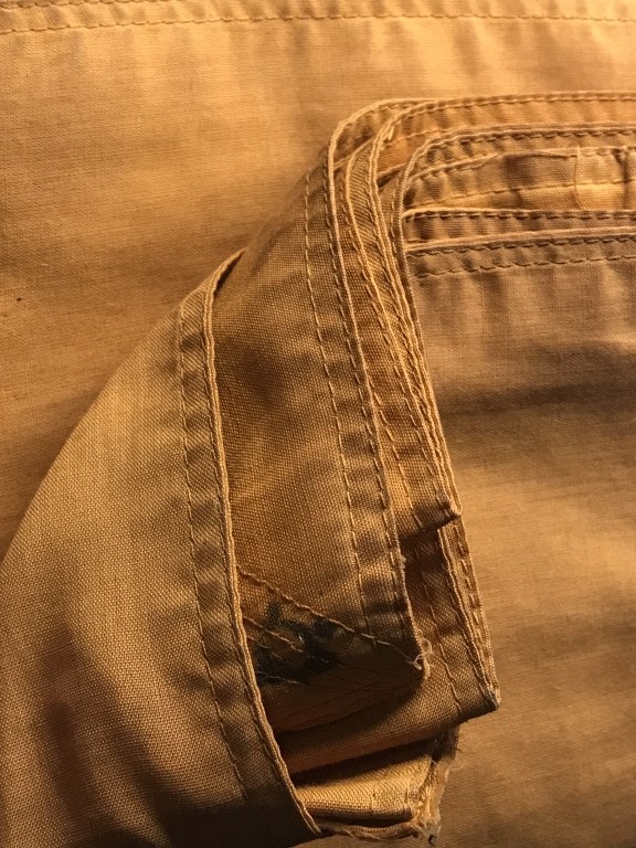 ผ้าจีวร รัดประคต และมีดไม้ (มีดแหก) ครูบาวงศ์ ได้มาจากอดีตพระวัดพระพุทธบาทห้วยต้ม ชื่อพระจอดี้ ปัจจุบัน (บันทึก เดือน พ.ค.2566) พระจอดี้ท่านสึกมาได้ 5-6 เดือนแล้ว ท่านเล่าว่าผ้าจีวรชุดนี้ ท่านได้มาประมาณปี 2537 บวก/ลบ 2-3 ปี เพราะท่านจำไม่ค่อยได้แล้ว