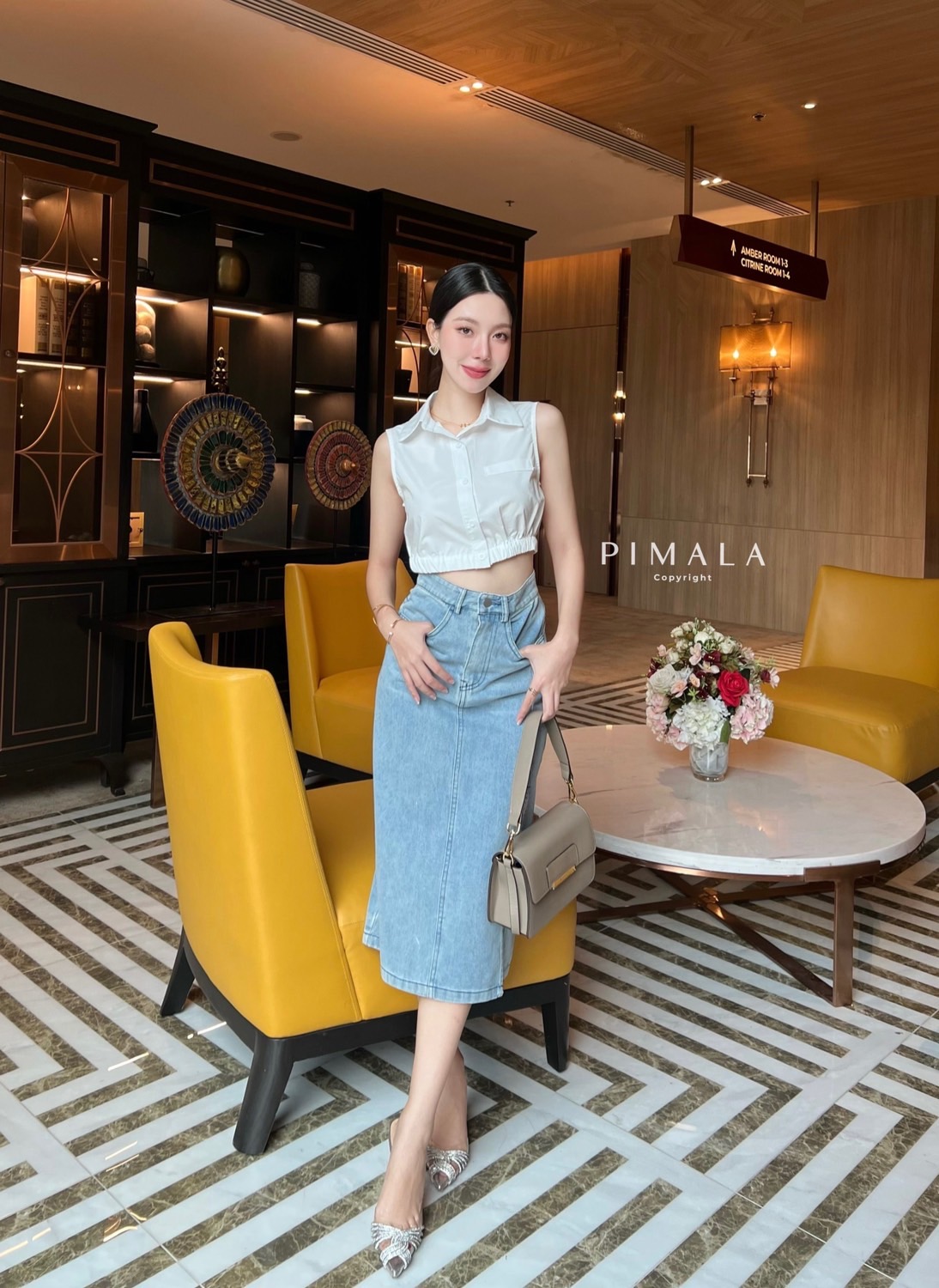 เซ็ทเสื้อเชิ้ตคอปกแขนกุดสีขาวทรงพอดีตัว มาคู่กับกระโปรงยีนส์ผ่าด้านหน้า