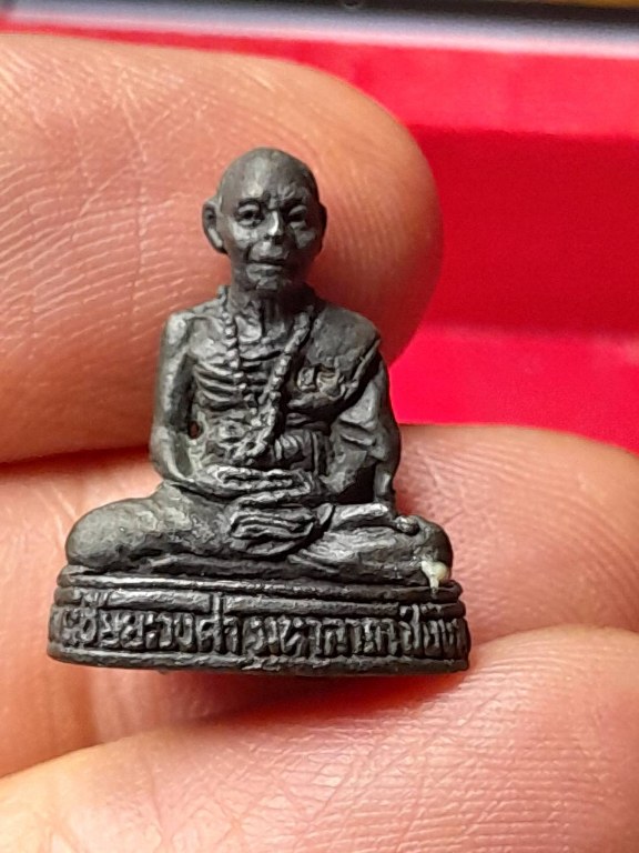 รูปหล่อครููบาชัยยะวงศา รุ่นเมตตามหาลาภ ปี ๓๕ ใต้ฐานบรรจุพระธาตุสิวลี พระธาตุอรหันต์ และดินจากสังเวชนียสถาน 4 แห่ง และ เกศาหลวงปู่