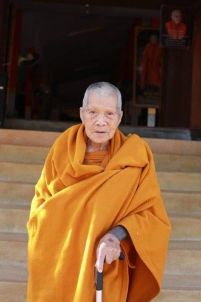พระทันตธาตุ ครูบาแขนดำ หรือครูบากอ วัดวาฬุการาม อ.ฝาง จ.เชียงใหม่ ได้มาจากลุงอำนาจ อายุ 72 ปี อาชีพขายข้าวสาร ใน อ.เชียงดาว อ.ฝาง ทำสวนปลูกข้าวขาย ลุงอำนาจท่านเป็นลูกศิษย์ของครูบากอ ยามว่างท่านก็มาขับรถให้ครูบากอ ลุงอำนาจได้รับพระทันตธาตุมาให้ปี 2562