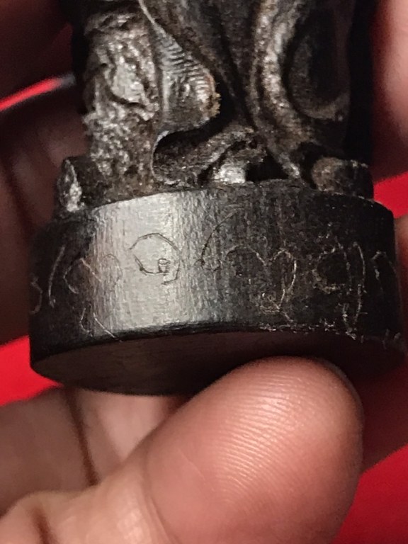 ท่านกวนอู ไม้แกะ มีรอยจาร เนื้อไม้มีสีดำ น้ำหนักไม่มากนัก ได้มาจากอดีตพระวัดพระพุทธบาทห้วยต้ม ชื่อพระจอดี้ เคยรับใช้ครูบาวงศ์ราว ๆ ปี 2537-2543 ท่านเล่าว่าท่านได้มาประมาณปี 2538 ช่างไทยใหญ่แกะถวายให้ครูบาวงศ์เสก เพื่อบูชาติดตัวไปทำงานที่อื่น