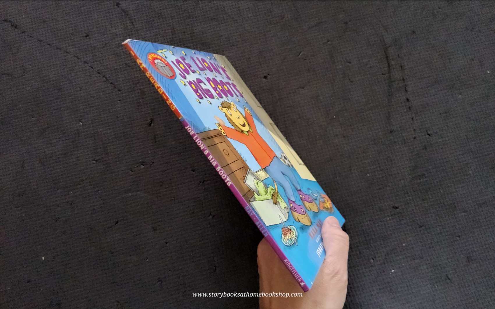 หนังสือนิทานปกอ่อน** ♥️♥️I AM READNG: JOE LION'S BIG BOOTS BY KARA MAY