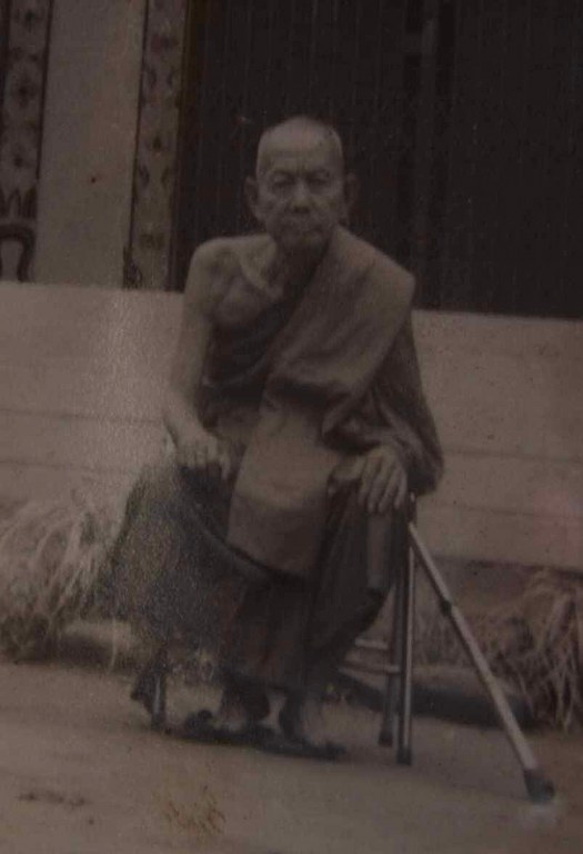 พระทันตธาตุ และประคำครูบาวัดสันโค้ง อ.แม่จัน จ.เชียงราย ได้มาจากคุณครูดนัย อดีตเป็นครูสอนโรงเรียนแม่จันวิทยาคม ปัจจุบันอายุ 79 ปี เปิดร้านอาหารอยู่น อ.แม่จัน ครูดนัยท่านเป็นลูกศิษย์ครูบาวัดสันโค้ง ท่านเล่าว่าได้พระทันตธาตุมาในปี 2519 พร้อมกับประคำ