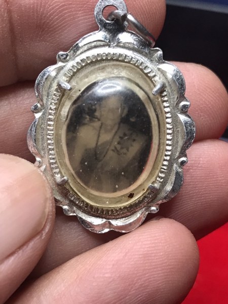 ๑. ตะกรุดเงินจารมือครูบาชุ่ม โพธิโก ๒. รูปถ่ายเก่าด้านหน้าครูบาเจ้าศรีวิชัย ด้านหลังครูบาชุ่ม โพธิโก ๓. พระเกศาครูบาชุ่ม โพธิโก ปิดทอง ๔. พระอัฐิธาตุ ครูบาชุ่ม โพธิโก ได้มาจากลุงดิศ อายุกว่า ๖๐ ปีแล้ว เป็นของรุ่นคุณพ่อชื่อพ่อหนานมี ชาวประตูป่า จ.ลำพูน