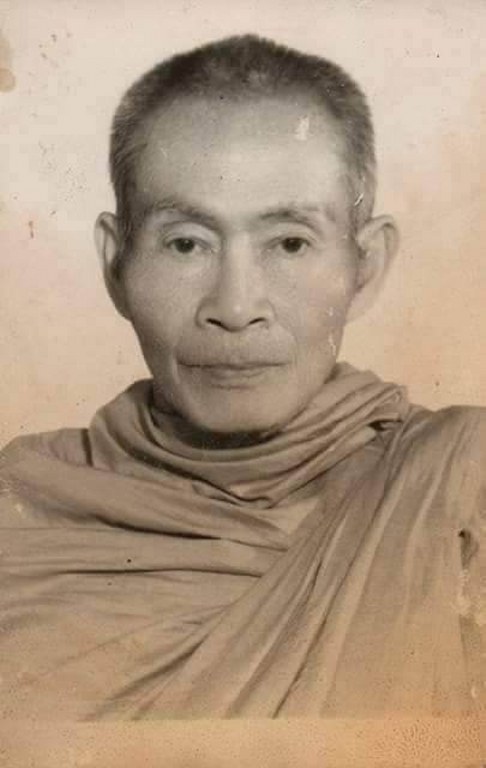 พระทันตธาตุ ครูบาปัญญา วัดนาคตหลวง อ.แม่ทะ จ.ลำปาง ได้มาจากคุณลุงประเสริฐ อายุ 82 ปี ท่านเคยเป็นครูสอนและย้ายโรงเรียนหลายที่ในจังหวัดลำปาง ท่านเป็นศิษย์ครูบาปัญญา ตั้งแต่ปี 2535 จนครูบาปัญญามรณะภาพ คุณลุงประเสริฐได้รับพระ่ทันตธาตุมาเมื่อปี 2537