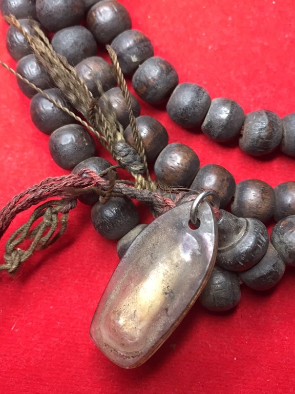 พระทันตธาตุ และประคำครูบาวัดสันโค้ง อ.แม่จัน จ.เชียงราย ได้มาจากคุณครูดนัย อดีตเป็นครูสอนโรงเรียนแม่จันวิทยาคม ปัจจุบันอายุ 79 ปี เปิดร้านอาหารอยู่น อ.แม่จัน ครูดนัยท่านเป็นลูกศิษย์ครูบาวัดสันโค้ง ท่านเล่าว่าได้พระทันตธาตุมาในปี 2519 พร้อมกับประคำ