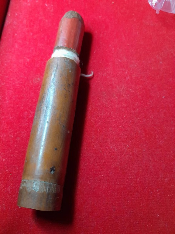 พระทันตธาตุและมีดหมอ ครูบาอิ่นแก้ว วัดสันลิมไม้ อ.แม่สาย จ.เชียงราย ชุดนี้ได้มาจากลุงหนายชัย ซึ่งได้ทั้งพระทันตธาตุและมีดหมอ มาจากศิษย์รับใช้ครูบาอิ่นแก้ว ชื่อลุงแดง ท่านเสียแล้วปี 2550 พระทันตธาตุเก็บไว้ในกระบอกไม่ไผ่ มีชิ้นผ้ารองพระทันตธาตุอยู่