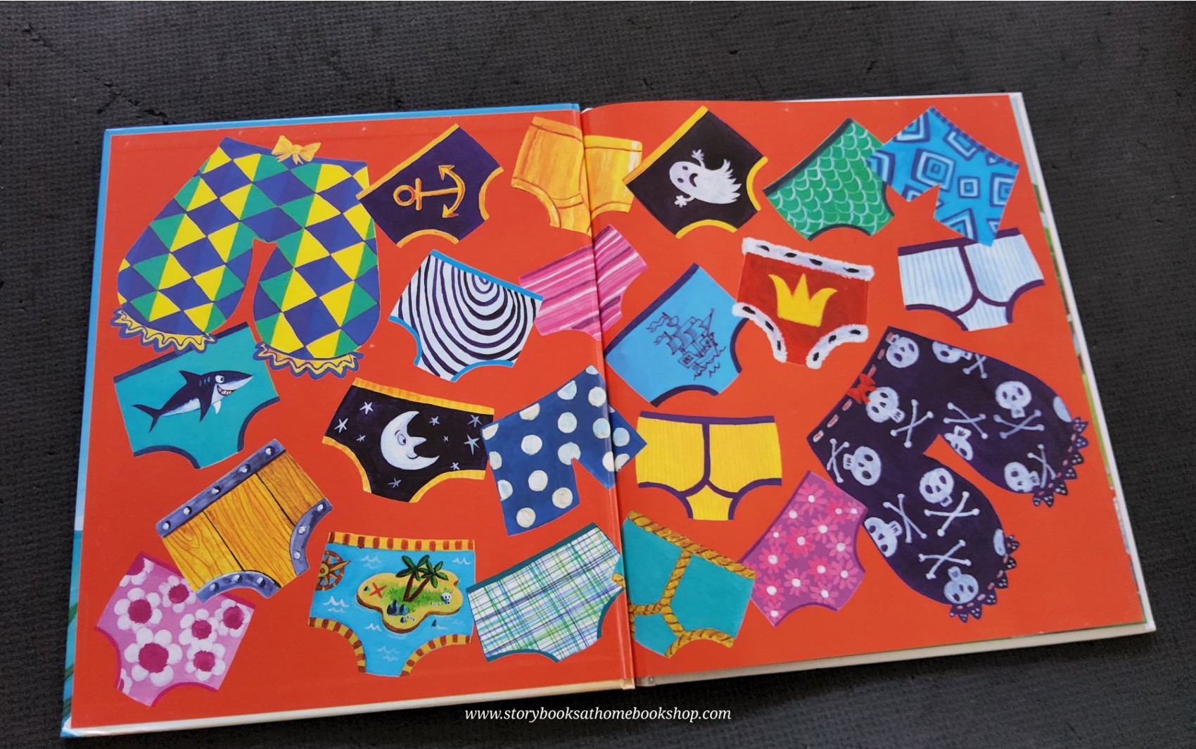 หนังสือนิทานปกแข็ง** 🍓🍓PIRATES LOVE UNDERPANTS