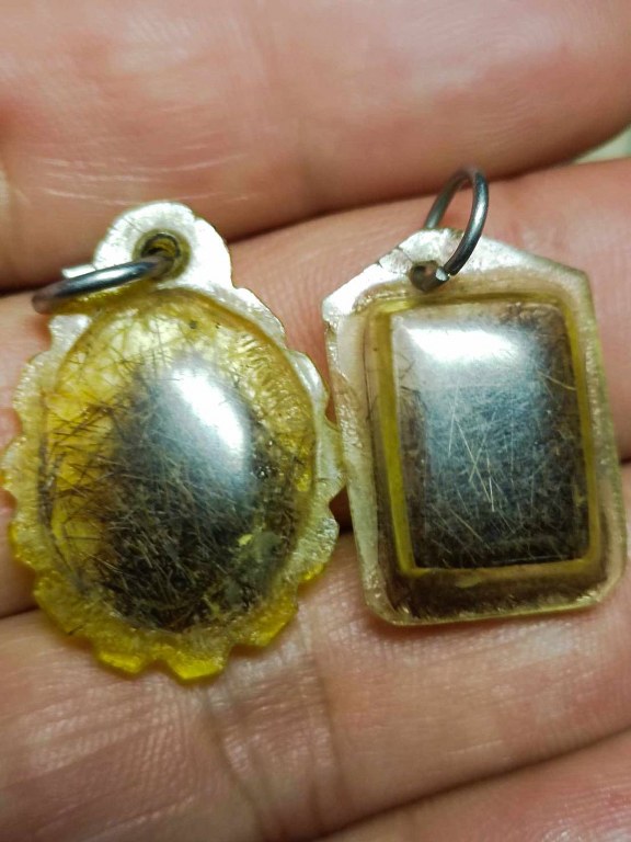 พระเกศาครูบาเจ้าศรีวิชัย และครูบาเจ้าอภิชัยขาวปี จ.ลำพูน จำนวน 5 เลี่ยมนี้ ได้มาจาก ร.ต.ต. ประดิษฐ์ อดีตนายตำรวจบ้านโฮ่ง จ.ลำพูน พระเกศาจำนวน 5 เลี่ยม ลุงประดิษฐ ์ได้มาจากผู้เฒ่าท่านหนึ่งในบ้านปวง อ.ลี้ เมื่อสมัย 30 ปีก่อน ราว ๆ พ.ศ.2532