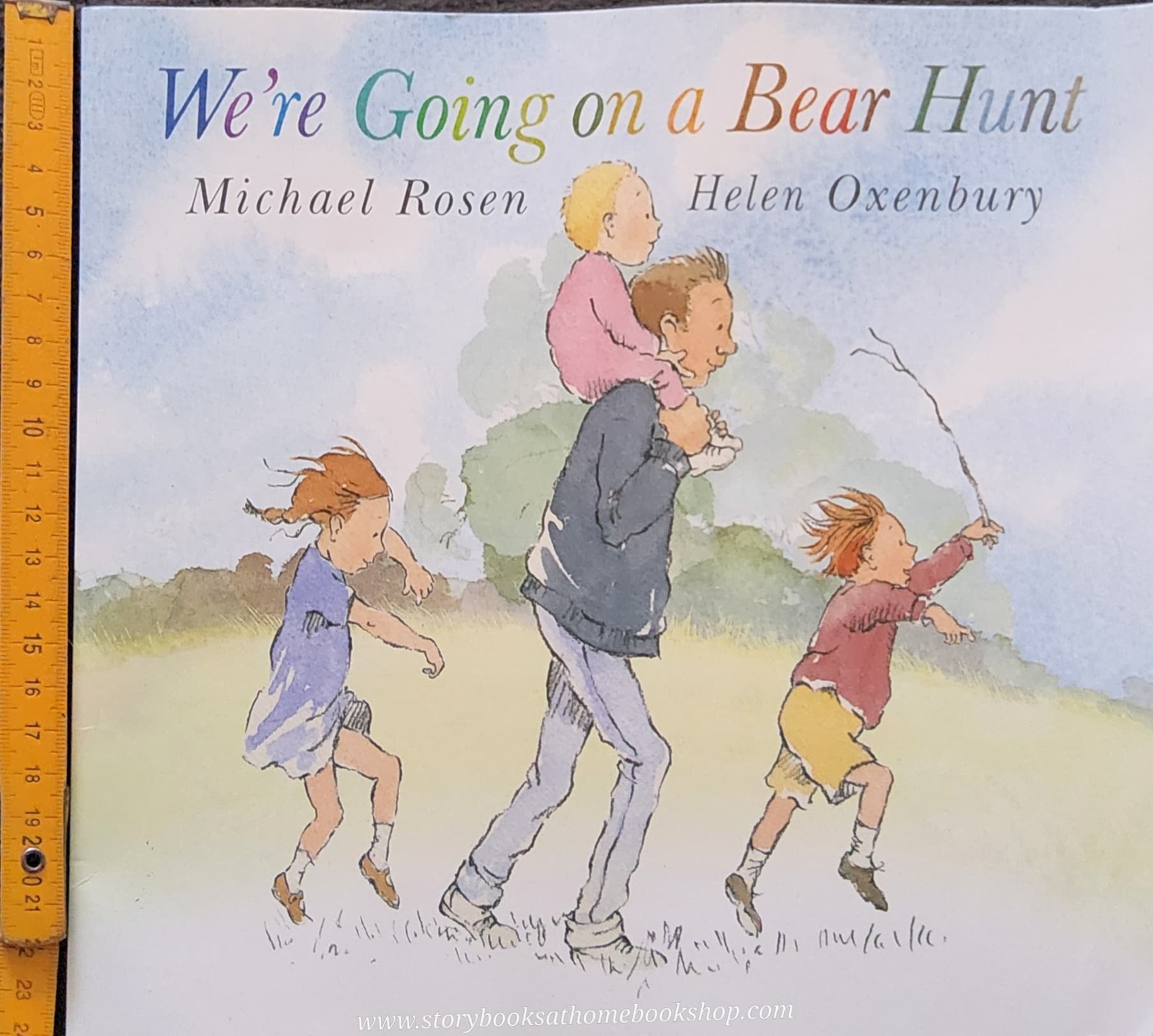 RECOMMENDED BOOK** **หนังสือนิทานปกอ่อน ** 🍅🍓 WE'RE GOING ON A BEAR HUNT BY MICHAEL ROSEN.HELEN OXENBURY (ปกสี)