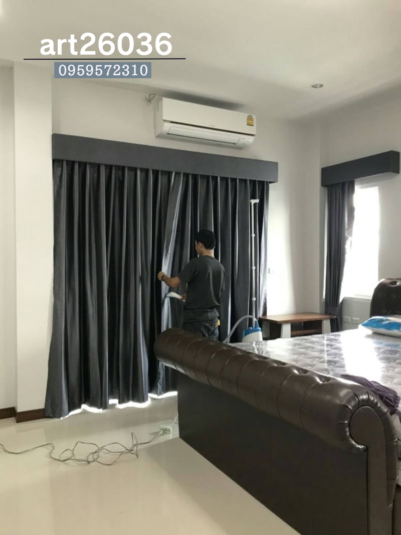 ผ้าม่านจีบโทนสีเทาเข้ม มีผ้าม่านโปร่งแสงด้านใน