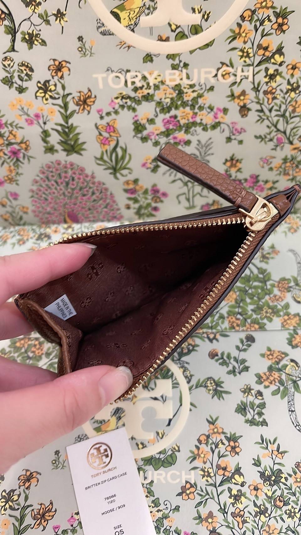 พร้อมส่ง New Tory Burch Britten Zip Card สีน้ำตาล Moose