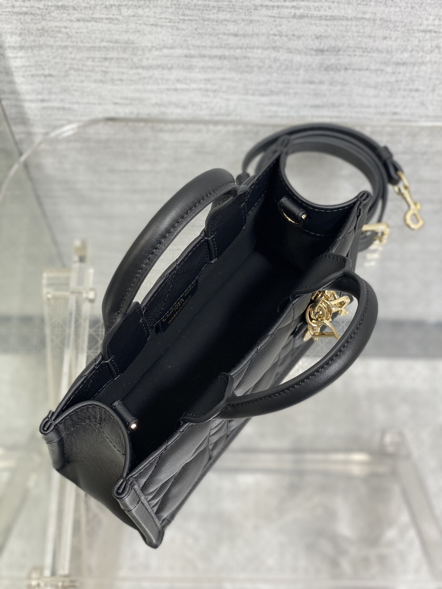 [Pre-order]กระเป๋า Dior mini Book tote หนังลูกวัวลาย Macrocannage สีดำ งานเกรด Vip คุณภาพดีที่สุด