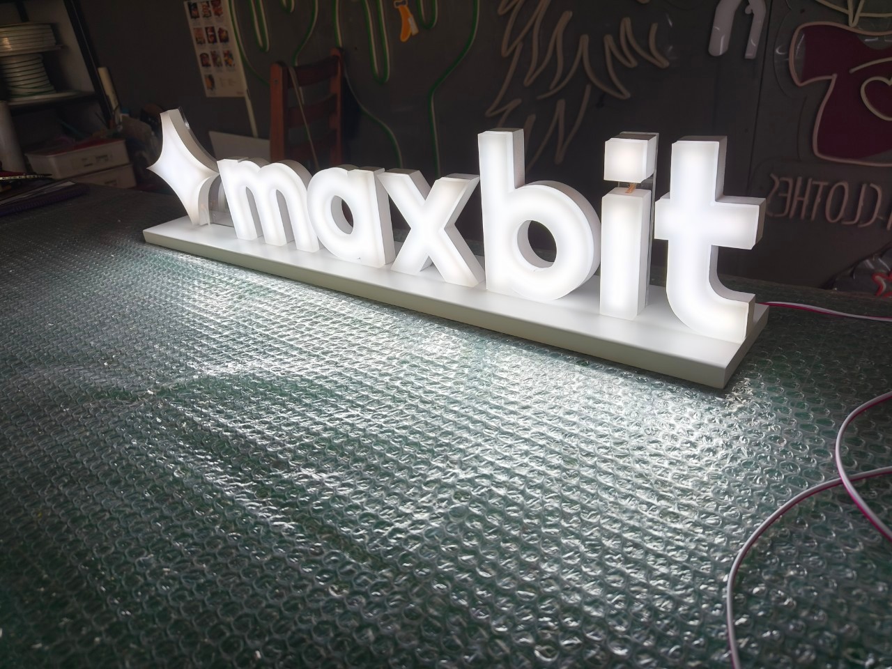 อักษรไฟออกหน้า '' MAXBIT ''