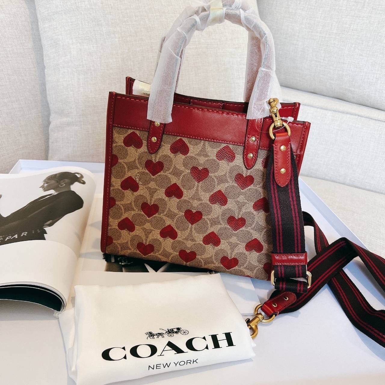 New Coach Field Tote 22 In Signature Canvas With Heart Print