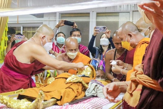 ประคำแก่นมะขาม ๒ เส้นนี้เป็นประคำที่วางไว้ข้างกายหลวงปู่ในโลงแก้ว ระหว่างปี ๒๕๖๓ - ๒๕๖๔ พระอาจารย์อนุสร์ซึ่งท่านมีหน้าที่ดูแลบริเวณสรีระทิพย์ของหลวงปู่ เป็นผู้ได้รับมอบ ตั้งแต่ปี ๒๕๖๔ และผมได้ขอบูชามากับอาจารย์อนุสรณ์เมื่อ ปี ๒๕๖๕