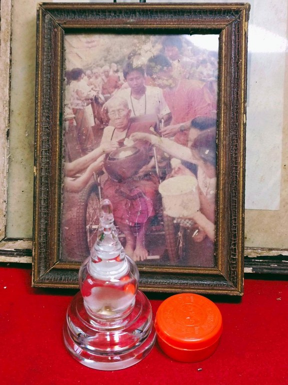 พระทันตธาตุ / พระเกศา / ลูกอมไคลธาตุ / รูปถ่าย / หมวกไหมพรม / รัดประคต เป็นของครูบาเจ้าพรหมจักร วัดพระพุทธบาทตากผ้า ชุดนี้เดิมเป็นของพ่อหนานถา เป็นศิษย์ใกล้ชิดดูแลหลวงปู่ครูบาพรหมจักร ในยุคปลายก่อนที่หลวงปู่ท่านจะนิพพาน