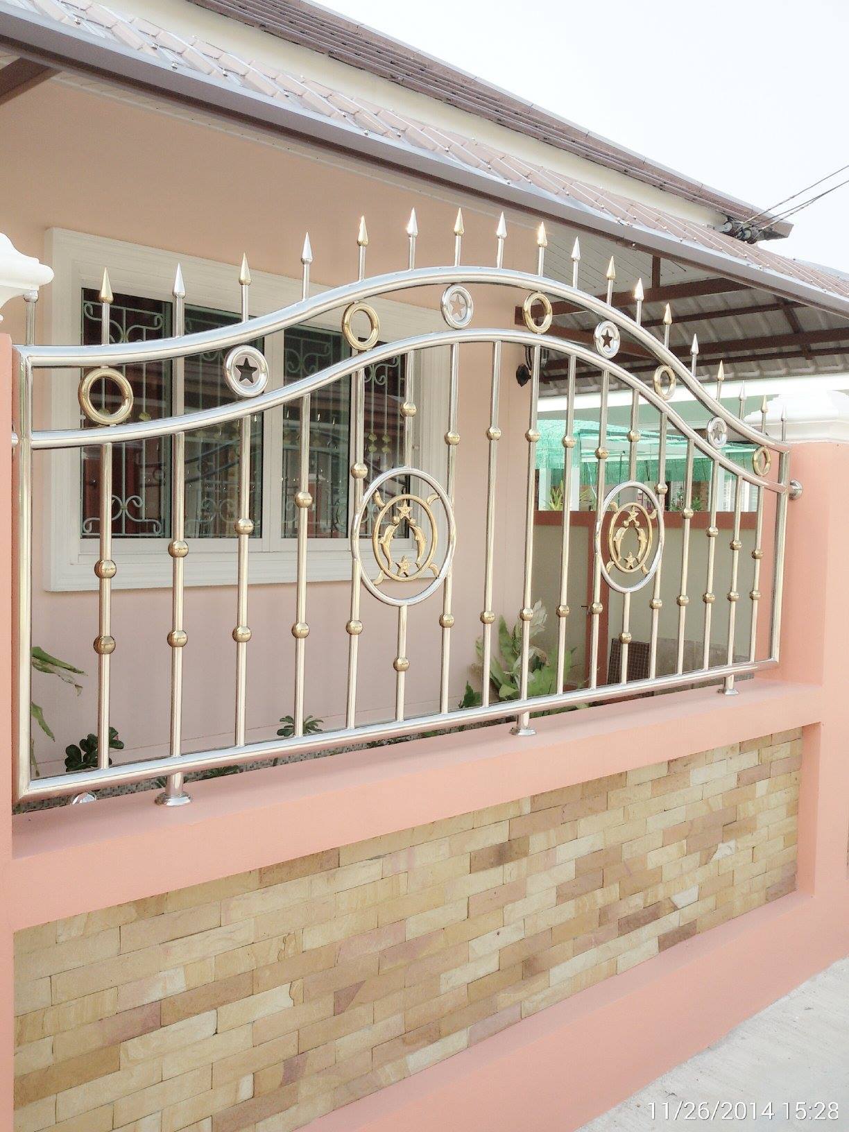 รั้วหน้าบ้าน