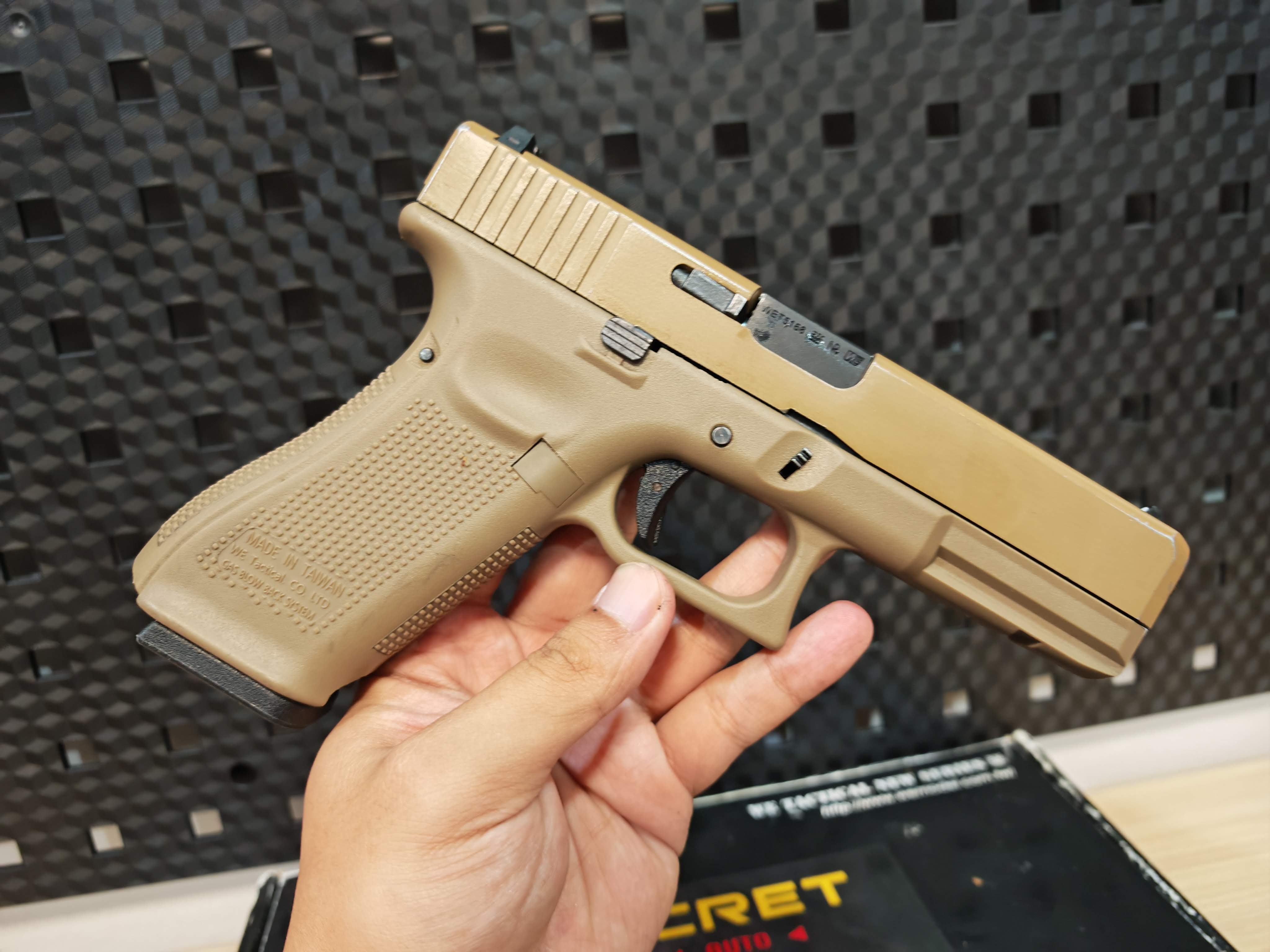 WE Glock 17 Gen 5 Secret Ver. Full-Auto สีทราย ไต้หวัน BB Gun บีบีกัน แบบแก๊ส ปืนอัดลม มือสอง Airsoft Gun