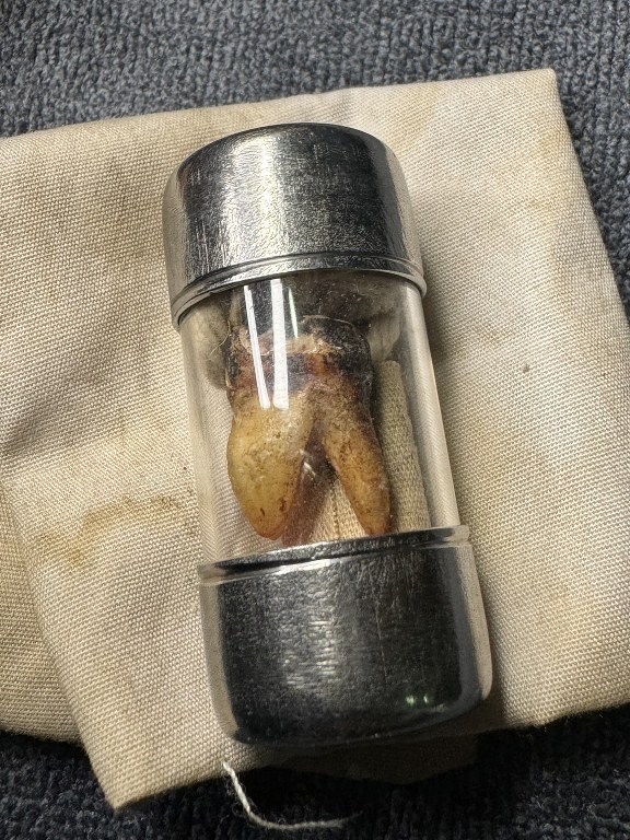 พระทันตธาตุ ครูบาอินทร์ องค์นี้ได้มาจากคุณลุงประเสริฐ อายุ 82 ปี ปัจจุบันยังมีชีวิตอยู่ ลุงประเสริฐ ได้มาจากพ่อผาคำ ซึ่งเสียชีวิตแล้ว พ่อผาคำเป็นศิษย์เรียนวิชา และรับใช้ครูบาอินทร์ ลุงประเสริฐ ได้รับพระทันตธาตุมาจากพ่อผาคำเมื่อปี 2545