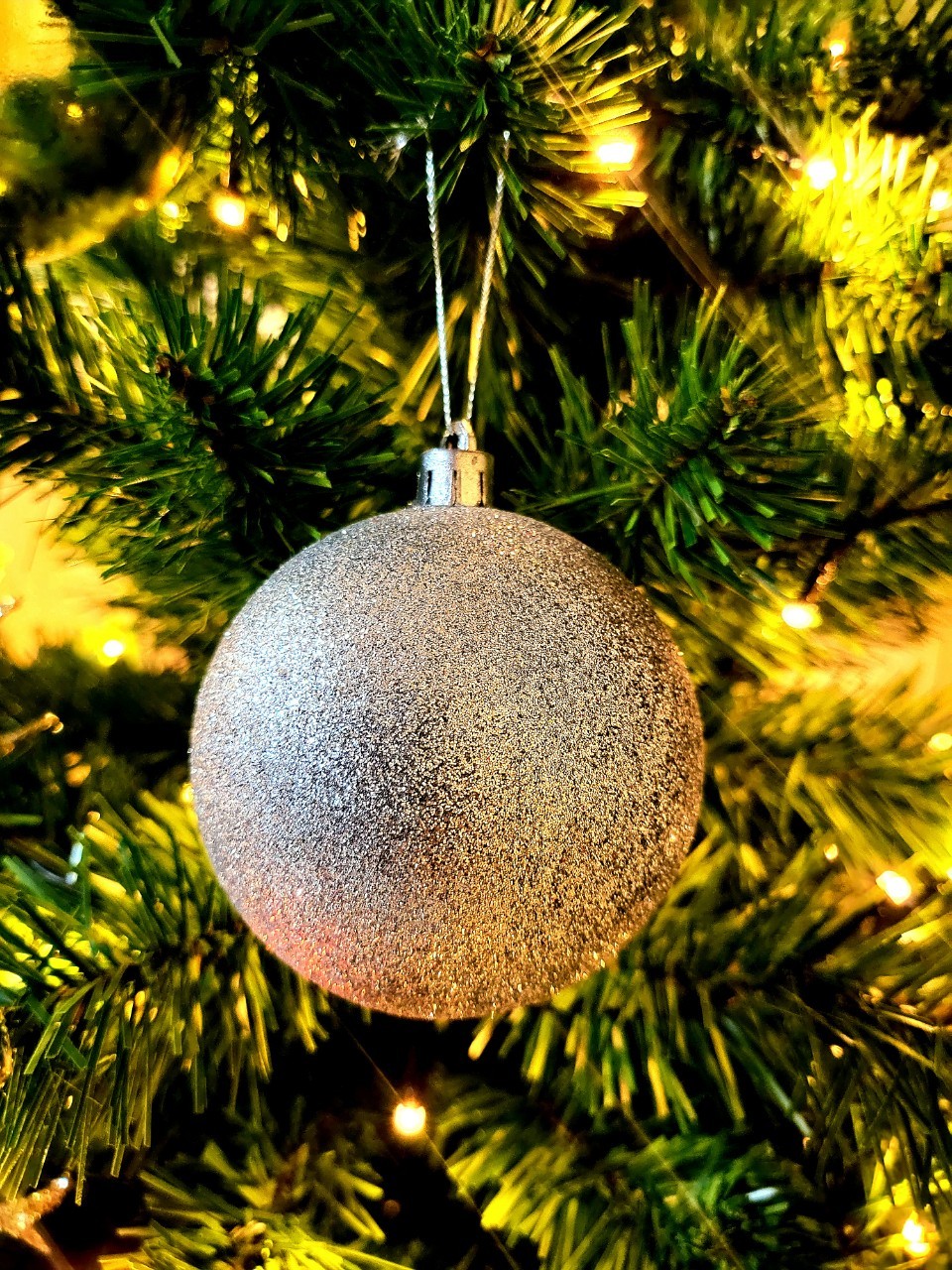 ลูกบอลคริสต์มาสประดับ กากเพชร 60มิล. เลือกสีสันได้ราคาต่อโหล