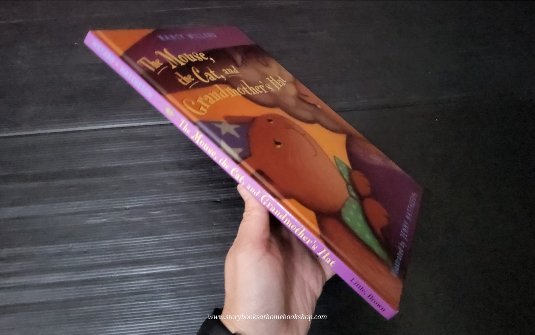 หนังสือนิทานปกแข็ง** 🍅THE MOUSE THE CAT,AND GRANDMOTHER'S HAT BY NANCY WILLARD