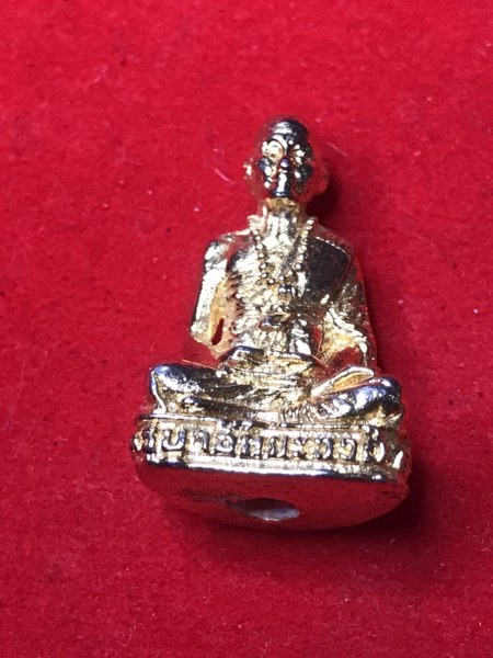 รูปหล่อหลวงปู่ครูบาชัยยะวงศา วัดพระพุทธบาทห้วยต้ม รุ่นแรก พ.ศ. 2527 กะไหล่ทอง ใต้ฐานอุดผงและเส้นเกศา