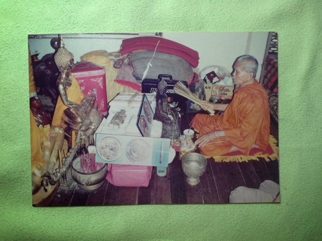 เหรียญ ร.5 หลังดวงมหาราช เนื้อทองแดง หลวงปู่บุดดาฯ เหรียญชุดนี้มี 4 เนื้อได้แก่ เนื้อทองแดง เนื้อทองผสม (เนื้อทองเหลือง) เนื้อนวโลหะ และเนื้อเงิน พ.ศ. 2533