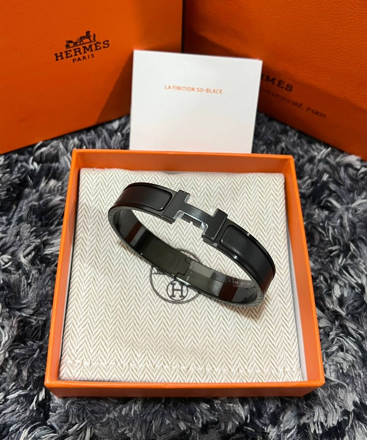 Super Rare❗️Hot items🔥 New Clic HH Bracelet 🖤🖤 ◾️กำไล H รุ่นฮอตปรอทแตก สีดำแมท So black สวยเท่ห์สุดๆ ◾️Size : T5 ข้อมือ 16-18 cm ◾️