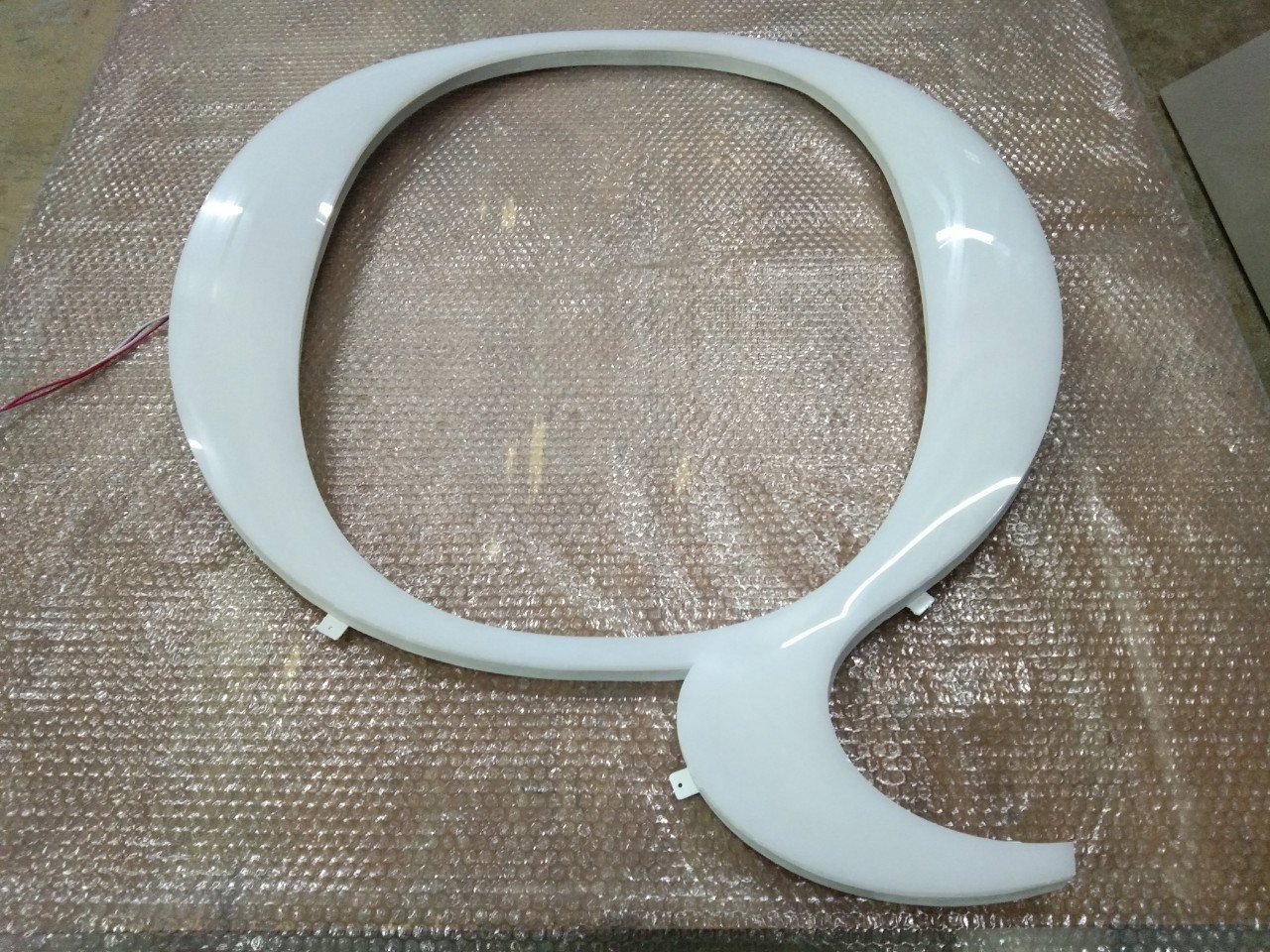 ป้ายอักษรไฟออกรอบตัว '' Q ''