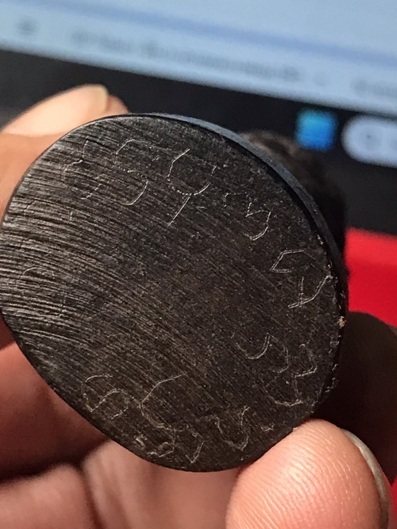 ท่านกวนอู ไม้แกะ มีรอยจาร เนื้อไม้มีสีดำ น้ำหนักไม่มากนัก ได้มาจากอดีตพระวัดพระพุทธบาทห้วยต้ม ชื่อพระจอดี้ เคยรับใช้ครูบาวงศ์ราว ๆ ปี 2537-2543 ท่านเล่าว่าท่านได้มาประมาณปี 2538 ช่างไทยใหญ่แกะถวายให้ครูบาวงศ์เสก เพื่อบูชาติดตัวไปทำงานที่อื่น