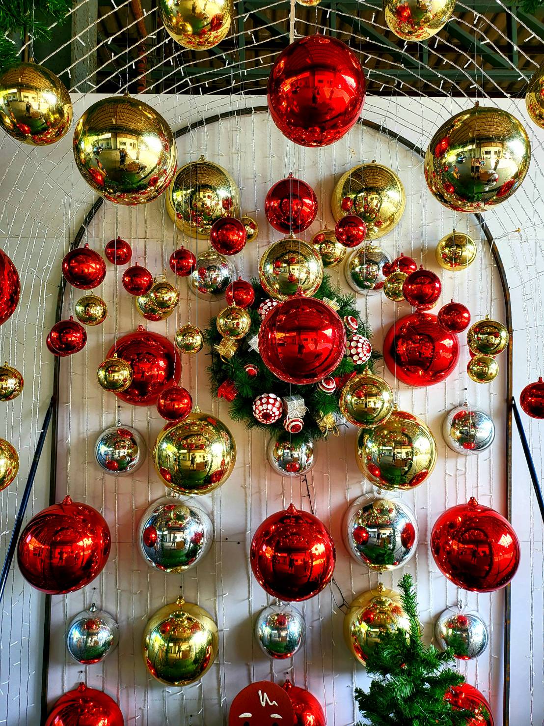 ลูกบอลคริสต์มาสประดับ ด้าน 200มิล. เลือกสีสันได้ราคาต่อโหล