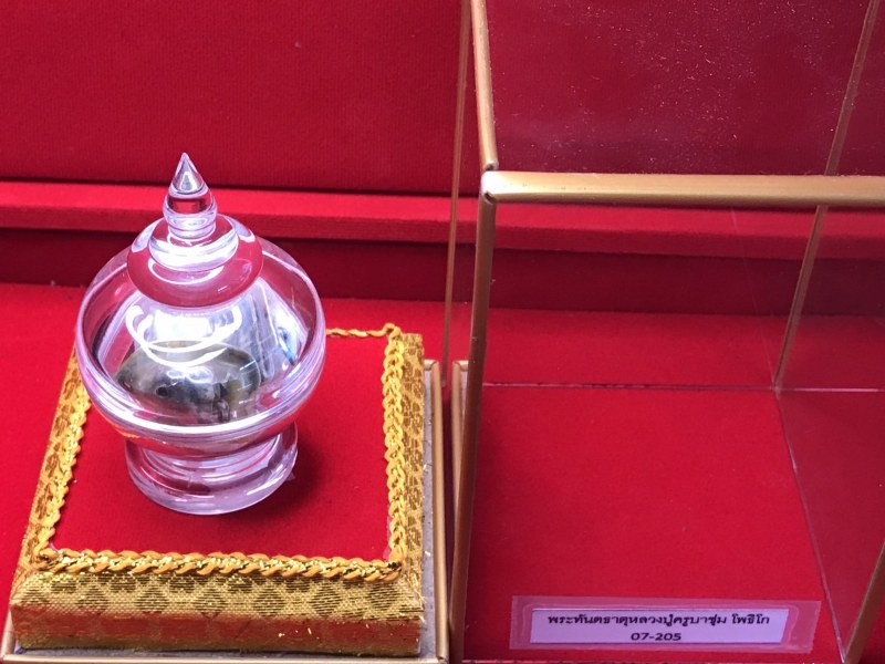 ทันตธาตุครูบาชุ่ม โพธิโก แห่งวัดวังมุยนี้ ได้มาพร้อมกับรูปถ่ายด้านหลังติดเกศาหลวงปู่ครูบาชุ่ม จำนวนหนึ่ง รวมถึงตะกรุดหนังควาาย และประคำ จากคนรุ่นลูกของลูกศิษย์หลวงปู่ครูบาชัยยะวงศา ซึ่งบ้านอยู่ใกล้วัด