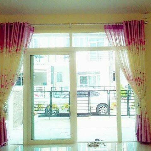 ผ้าม่านตาไก่ ผ้าม่านพับ โทนสีชมพุเข้ม ลายดอกไม้