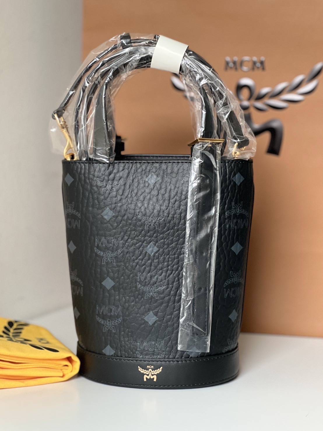 NEW MCM AREN BUCKET TOTE IN VISETOS Sz. 6” (L) x 7.5” (H) x 3.7” (D) อุปกรณ์.ถุงผ้า/การ์ดช็อป