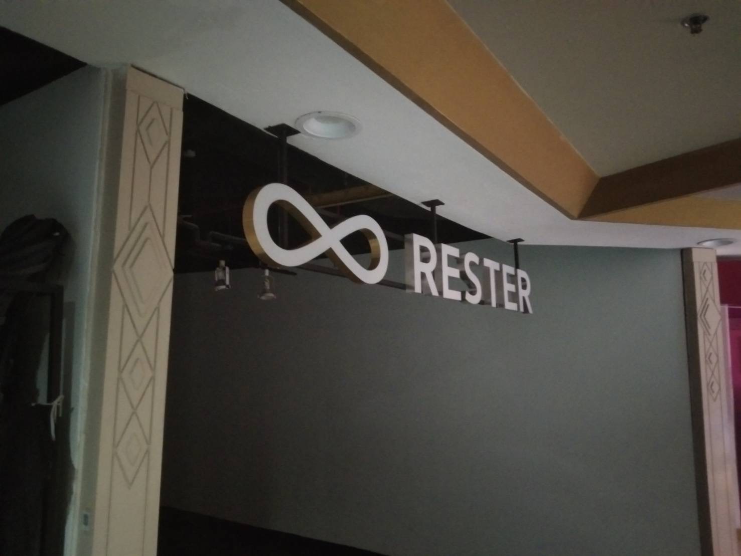 งานผลิตติดตั้ง ป้ายอักษรสแตนเลสแฮร์ไลน์ยกขอบ ป้ายเชียงใหม่