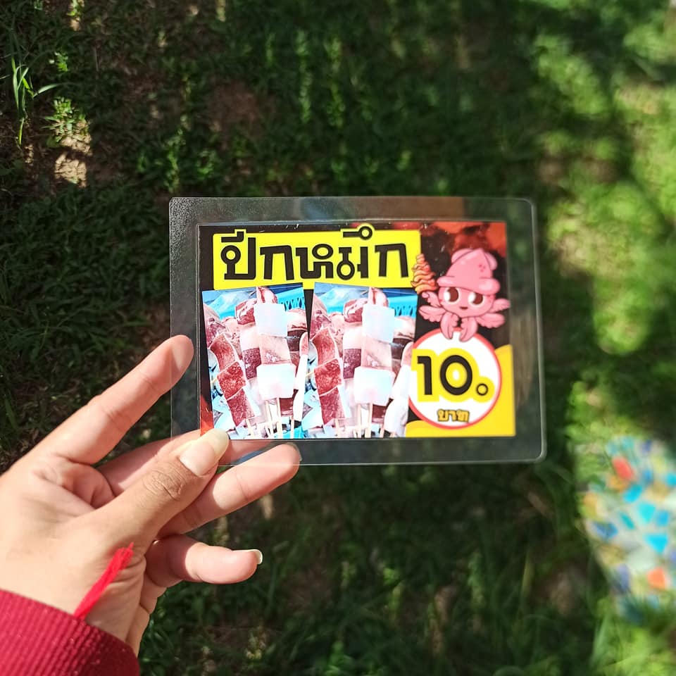 ป้ายเมนูสำเร็จรูป A6 ไม่เจาะ 22 แผ่น | แบบที่ 7 โทนสีเหลือง-ดำ | ลูกชิ้น, ไส้กรอก, หมึก, หอย เมนูเด็ด พร้อมใช้งาน