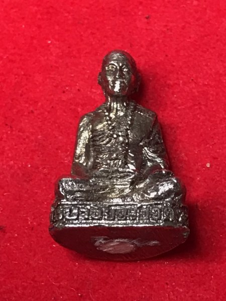 รูปหล่อหลวงปู่ครูบาชัยยะวงศา วัดพระพุทธบาทห้วยต้ม รุ่นแรก พ.ศ. 2527 กะไหล่เงิน ใต้ฐานอุดผงและเส้นเกศา
