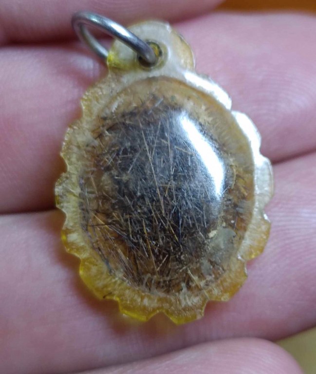 พระเกศาครูบาเจ้าศรีวิชัย และครูบาเจ้าอภิชัยขาวปี จ.ลำพูน จำนวน 5 เลี่ยมนี้ ได้มาจาก ร.ต.ต. ประดิษฐ์ อดีตนายตำรวจบ้านโฮ่ง จ.ลำพูน พระเกศาจำนวน 5 เลี่ยม ลุงประดิษฐ ์ได้มาจากผู้เฒ่าท่านหนึ่งในบ้านปวง อ.ลี้ เมื่อสมัย 30 ปีก่อน ราว ๆ พ.ศ.2532