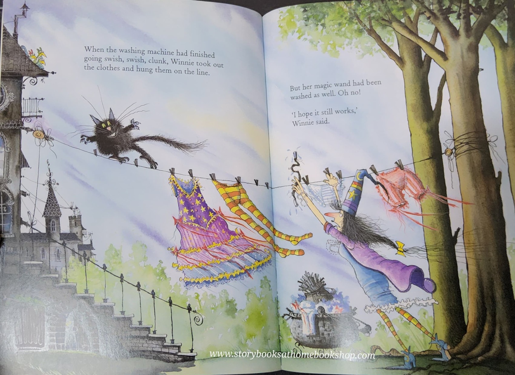 หนังสือนิทานปกอ่อน** 🍅WINNIE'S MAGIC WAND by Valerie Thomas and Korky Paul