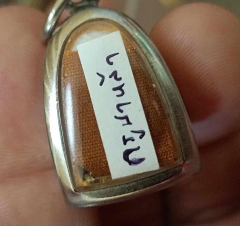 พระทันตธาตุหลวงปู่หล้า นี้ได้จากกำนันคำ อดีตกำนันบ้านปากกอง อ.สารภี จ.เชียงใหม่ ปัจจุบันอายุ 86 ปี (บันทึก พ.ศ.2566) กำนันคำเล่าว่าท่านเคยรับใช้หลวงปู่หล้าในช่วงปี 2530 ส่วนพระทันตธาตุองค์นี้ท่านได้รับมาจากมือหลวงปู่หล้า เมื่อปี 2533