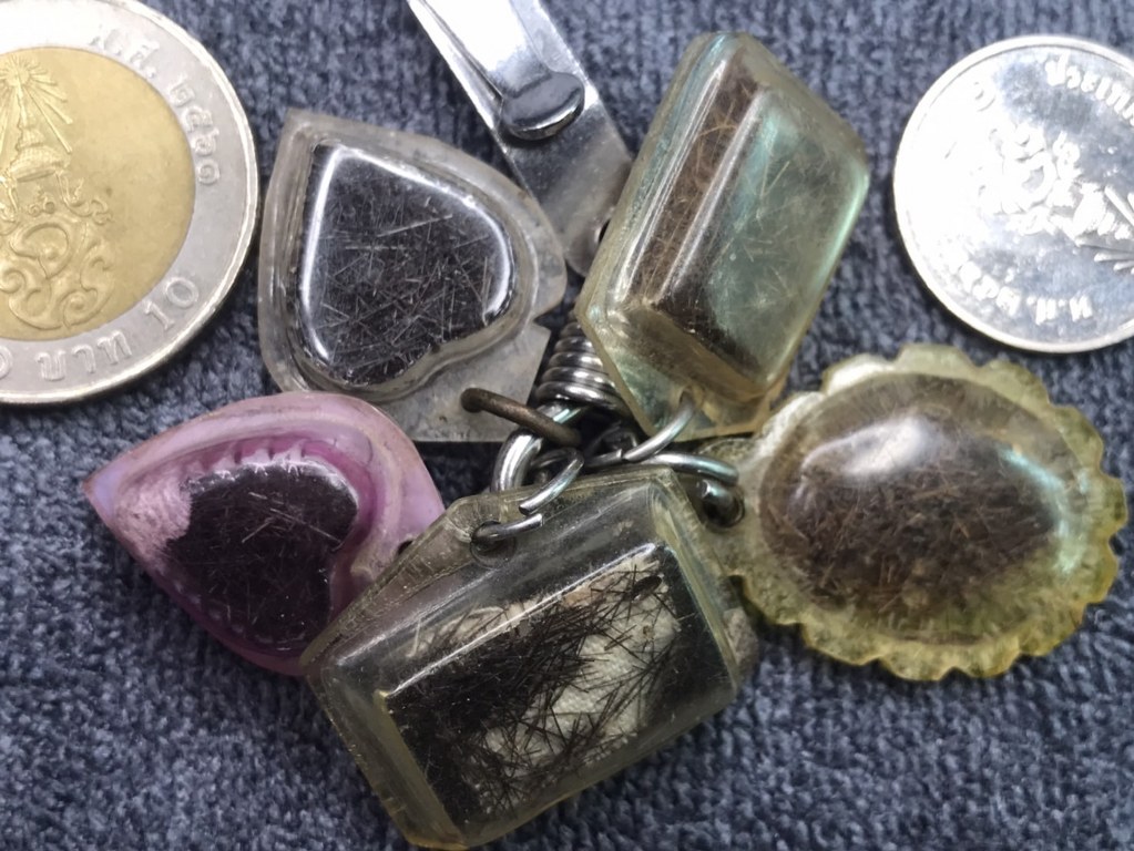 พระเกศาครูบาเจ้าศรีวิชัย และครูบาเจ้าอภิชัยขาวปี จ.ลำพูน จำนวน 5 เลี่ยมนี้ ได้มาจาก ร.ต.ต. ประดิษฐ์ อดีตนายตำรวจบ้านโฮ่ง จ.ลำพูน พระเกศาจำนวน 5 เลี่ยม ลุงประดิษฐ ์ได้มาจากผู้เฒ่าท่านหนึ่งในบ้านปวง อ.ลี้ เมื่อสมัย 30 ปีก่อน ราว ๆ พ.ศ.2532