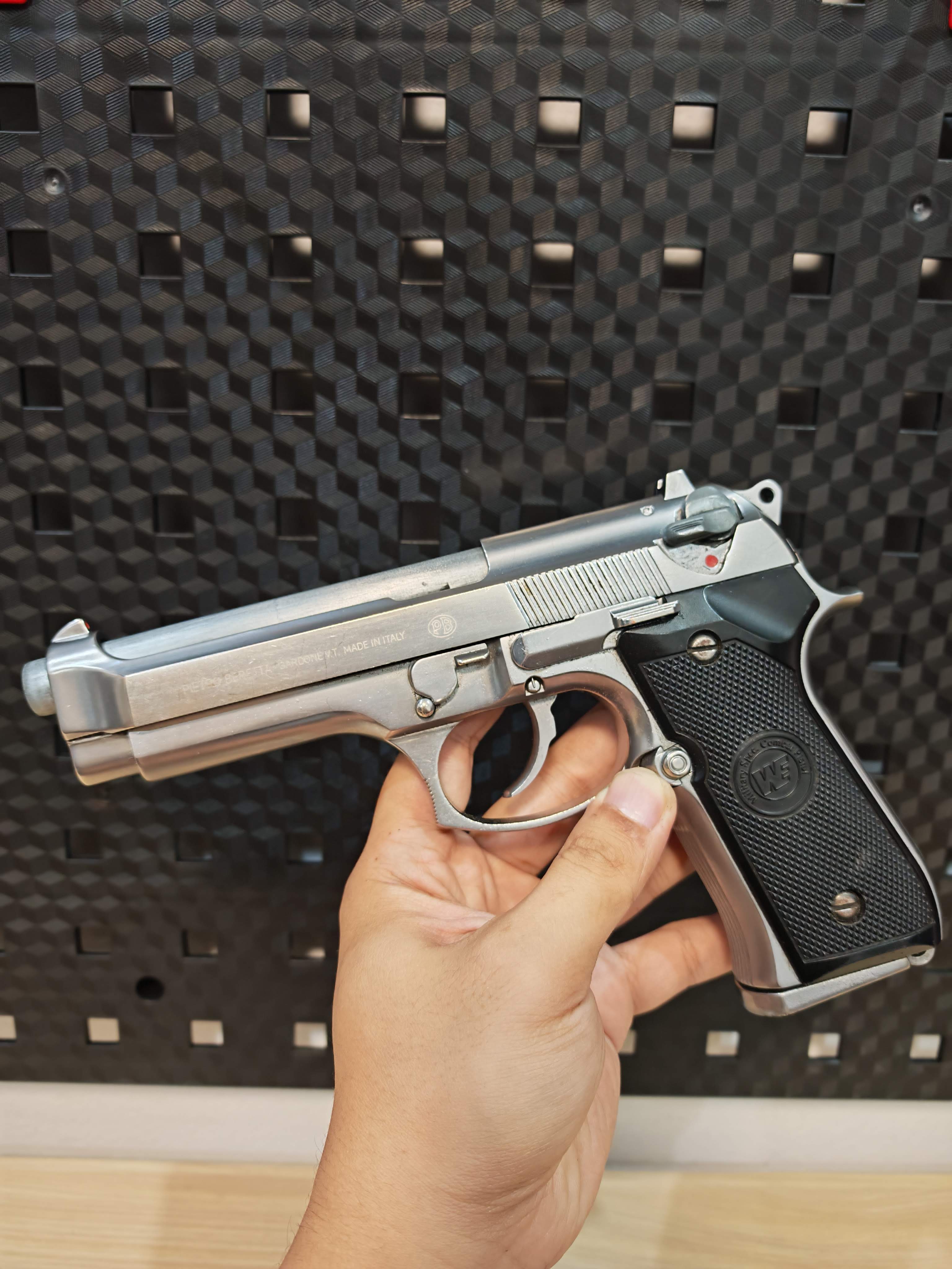 WE Beretta M92 Semi Version GBB เงิน ไต้หวัน BB Gun บีบีกัน แบบแก๊ส ปืนอัดลม มือสอง Airsoft Gun