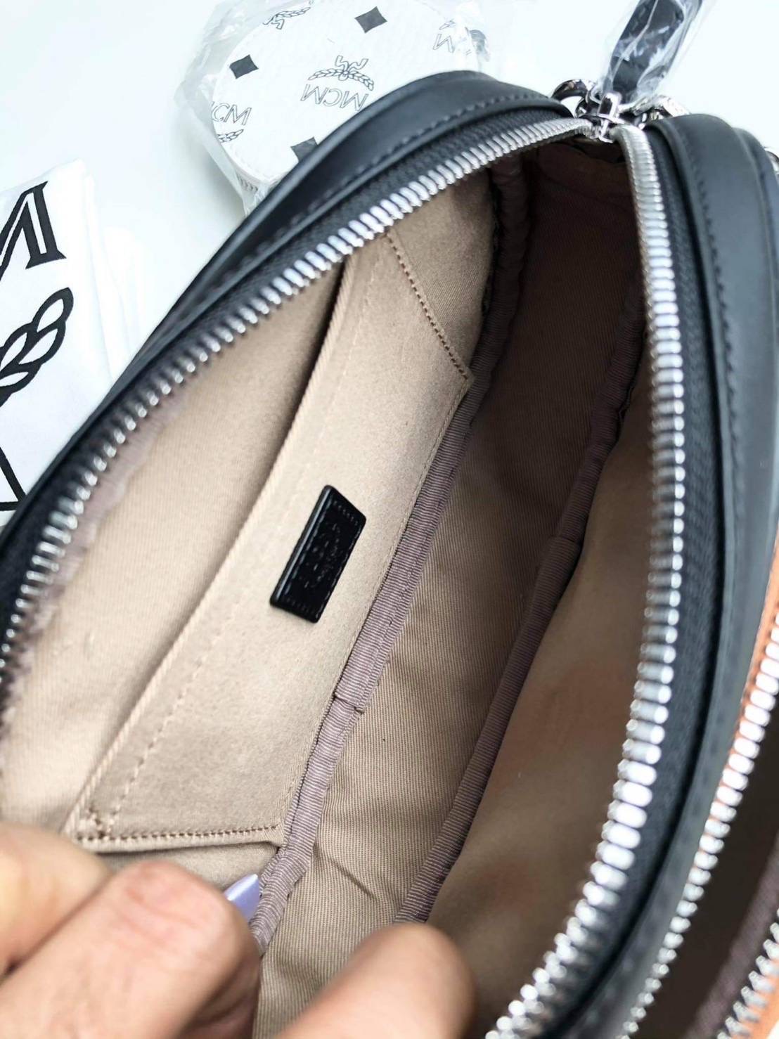 New Mcm crossbody ตัวกระเป๋าถอดออกจากกันได้คะ ใบใหญ่ 8.5” (L) x 5” (H) x 2” (W) ใบเล็ก 7” (L) x 4.5” (H) x 1” (W)