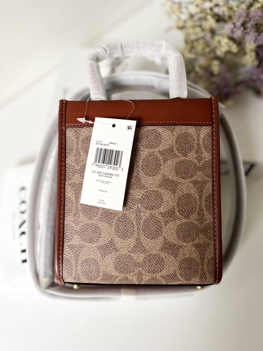 NEW COACH MINI CASHIN TOTE IN SIGNATURE CANVAS มีสายสะพายยาว ปรับระดับได้ 14cm (L) x 17cm (H) x 7.5cm (W) อุปกรณ์. ถุงผ้า/ป้ายราคา/แคร์การ์ด