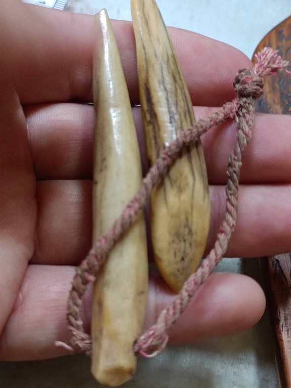 หินเสก (ปฐวีธาตุ) จารมือครูบาวงศ์ มีดหมอพญาไม้ มีดหมอกระดูกช้าง มีดแหก 2 เล่ม และแผ่นเงินจาร ครูบาชัยยะวงศาท่านใช้ ชุดนี้ได้ได้มาจากพ่ออุ๋ยหนานจรูญ กะเหรี่ยงอายุ 8x กว่าปี พ่ออุ๋ยหนานจรูญเดิมอยู่ห้วยต้ม ปัจจุบันย้ายไปอยู่ที่บ้านแม่เทย อ.ลี้ จ.ลำพูน