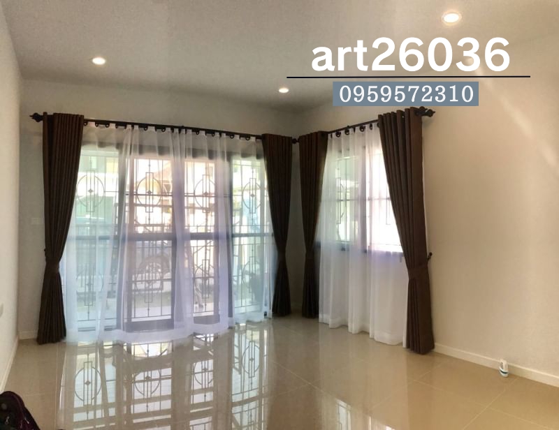 ผ้าม่านทึบ สีน้ำตาลเข้ม บานกระจกสองสี เหล็กดัดหน้าต่าง ประตู