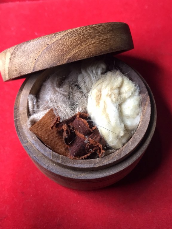 พระเกศา เศษจีวร เศษสำลี ชุดนี้ ได้มาตั้งแต่เมื่อครั้งหลวงปู่ยังอยู่ ผ้าจีวร ได้มาหลายวาระ ทั้งตั้งแต่หลวงปู่ท่านยังอยู่ และทั้งภายหลังที่หลวงปู่ท่านละสังขารแล้ว ซึ่งเป็นผ้าครองสรีระทิพย์ของท่าน สำลีได้มาจากสำลีที่เช็ดทำความสะอาดสรีระทิพย์ของท่าน